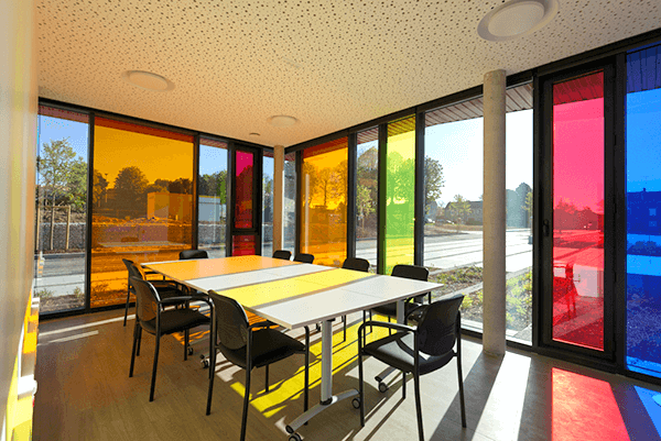 0455_L salle réunion verre coloré architecte